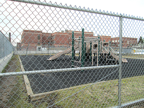 Photos by Ron Leir Tiny Pettigrew Playground sits behind Washington School.