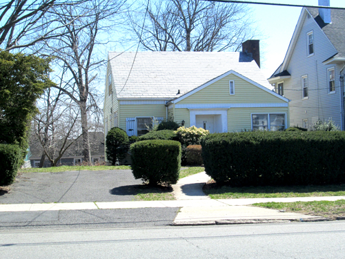 Photo by Ron Leir A developer wants to replace this empty dental office with a 2-family home.