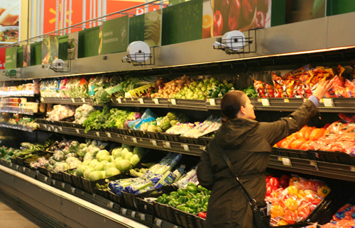Walmart opened its new 40,000 square foot grocery and fresh produce wing on May 8. The store, which will now be open 24 hours per day, also features a pharmacy and offers customers a variety of merchandise, including apparel, electronics, toys, sporting goods, and lawn and garden items.