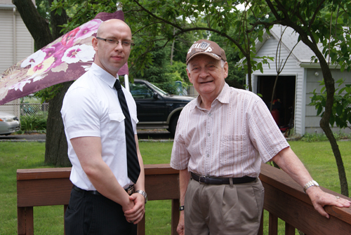 Photo by Karen Zautyk Dan Jacoby (l.) of Military & Veterans Affairs Bureau, and World War II veteran Mike Paolino, who got some volunteer help.